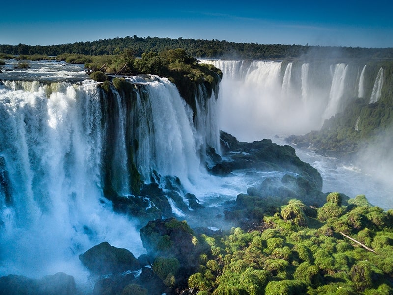 A foto mostra as Cataratas de Foz do Iguaçu