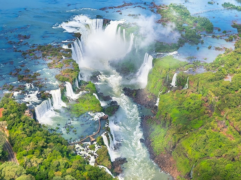 A foto mostra uma vista da Garganta do Diabo nas Cataratas de Foz do Iguaçu