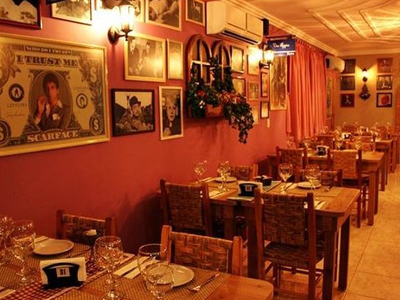 Foto das mesas do La Mafia Trattoria, um restaurante em Foz do Iguaçu
