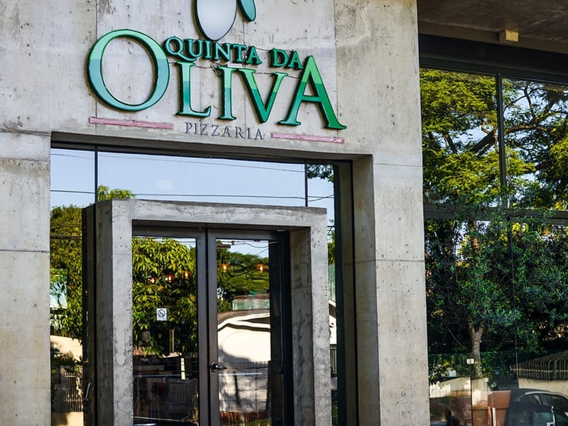 Foto da fachada do restaurante de Foz do Iguaçu, chamado Quinta da Oliva
